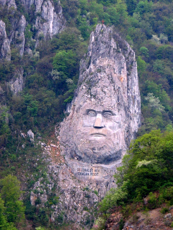 Felsskulptur könig bildhauer