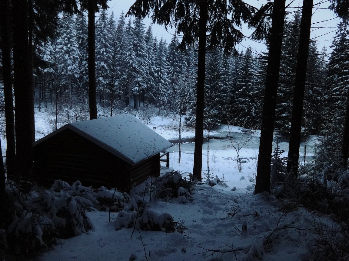 Wanderhütte gefrorenen Teich
