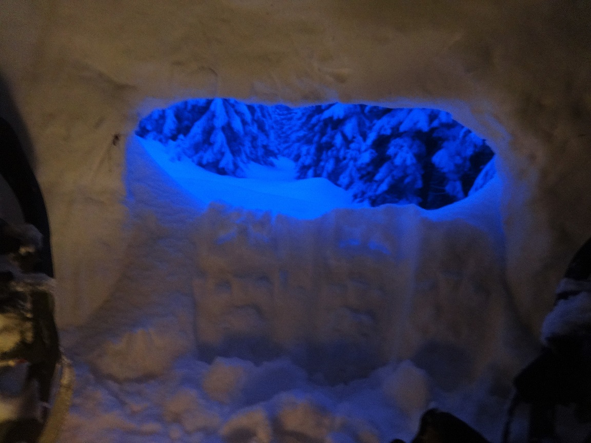 Iglu schnee eingang camping