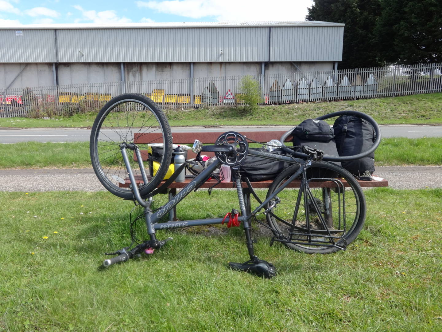 Fixing a puncture - no problem for a former Frl. Maria bike tour guide