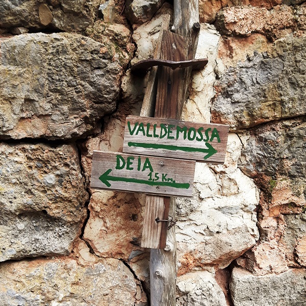 sign valldemossa deia trail mallorca