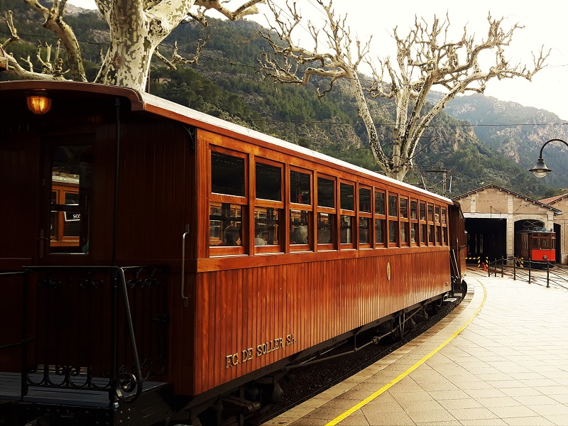 train soller palma mallorca travel